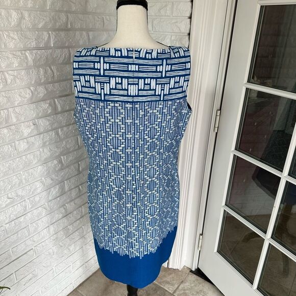 Lovely Sleeveless Dress - Picture 3 of 5